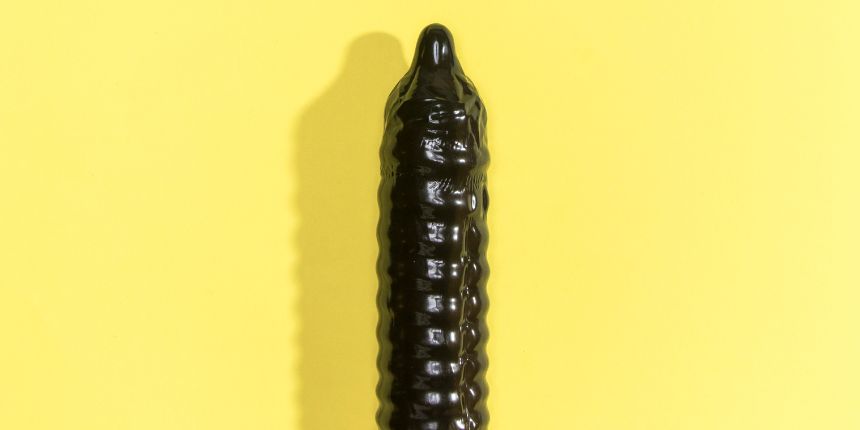 Juodas dildo geltoname fone – lovesexshop.lt sekso prekių parduotuvė