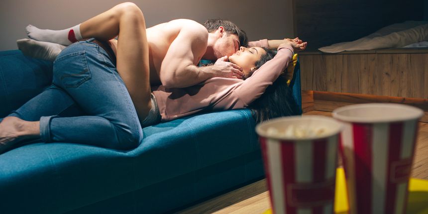 Pora bučiuojasi žiūrėdama erotinį filmą namuose | lovesexshop.lt sekso prekių parduotuvė
