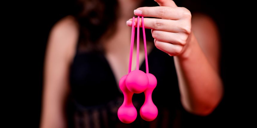 Moteris laiko kėgelio kamuoliukus dubens dugno pratimams ir stipresniems orgazmams | lovesexshop.lt sekso prekių parduotuvė